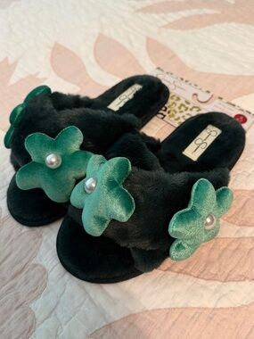 NWT - Jessica Simpson Faux Fur Flower Slippers Green Size S (6-7)